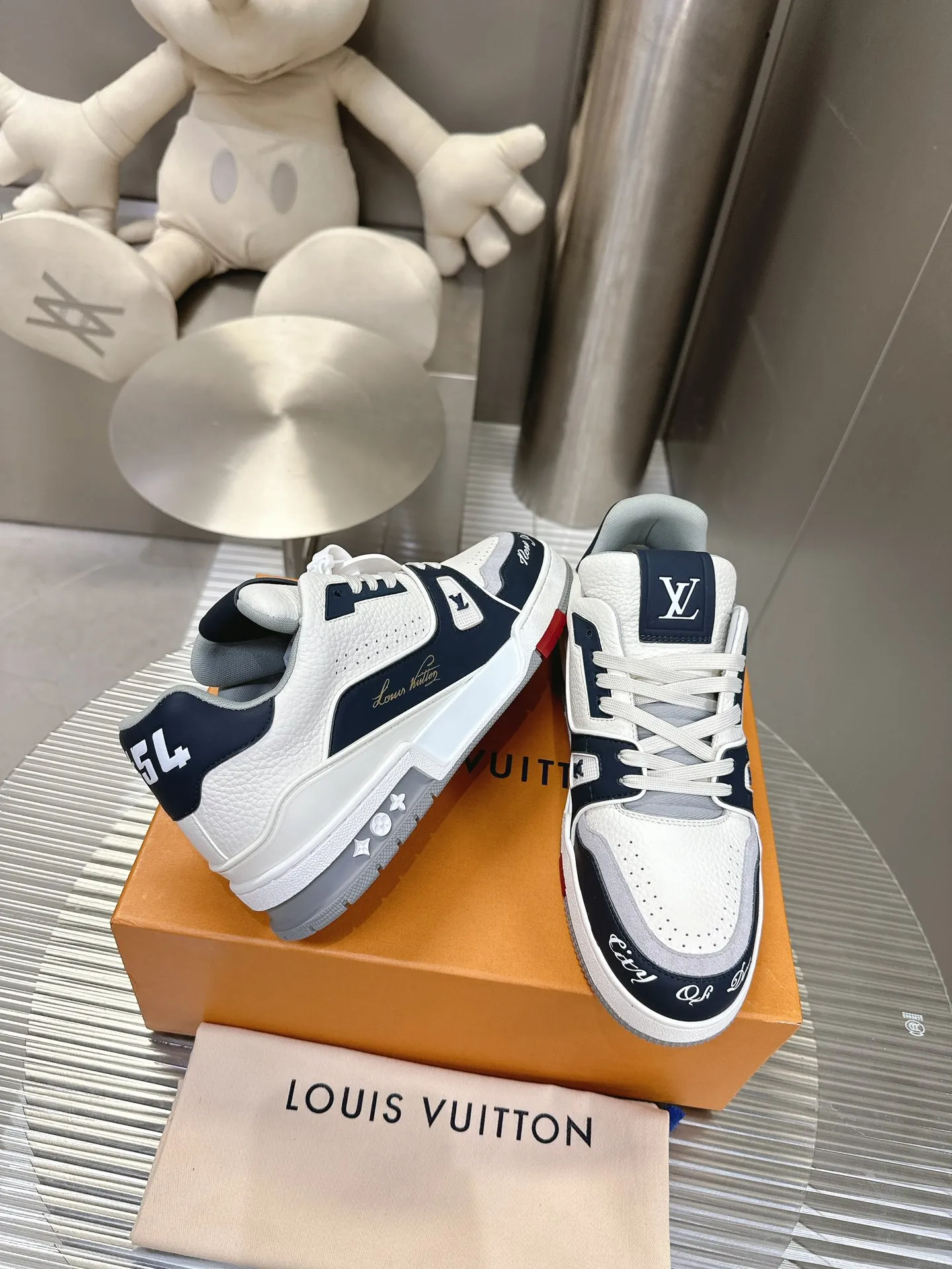 👟👟Ex-factory price 840👟👟The highest version on the Internet⚠️Feel free to compare! 2021🔥New model, purchase quality LV~Louis Vuitton by Virgin Abloh’s best-looking sneakers, Donkey Brand strongly recommends new products, official website limited edition retro basketball sneakers! Both high and low tops cost money to purchase 1:1 accurate replicas of the originals. The details are invincible, full of sincerity, imported custom-made original cowhide, the original package method is the same, the details are 100% restored, and the private model customized the original one-piece T👟👟factory price U outsole, which is different from other brands. Without the original version, this effect cannot be achieved! 35-45 (46 is custom-made and non-refundable) Some colors are available in women’s styles